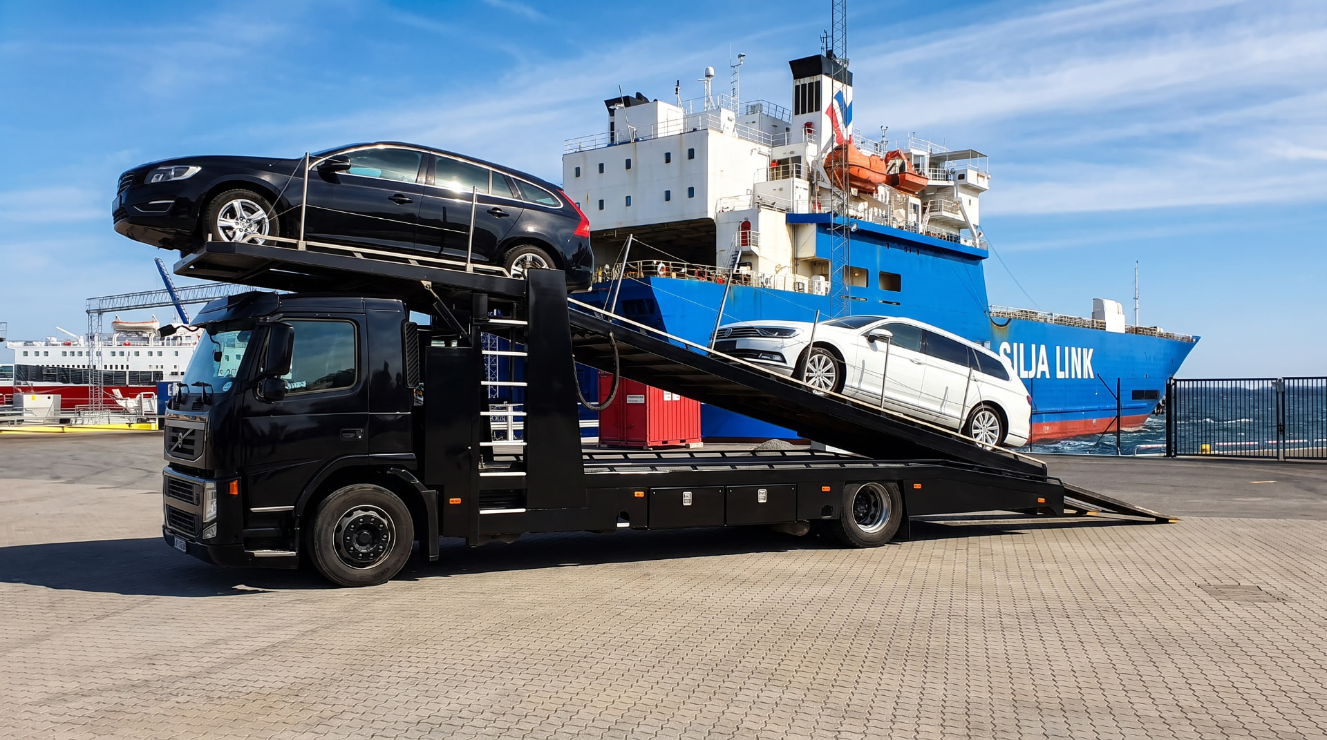 Biltransport lastas vid färjeterminalen i Stockholm