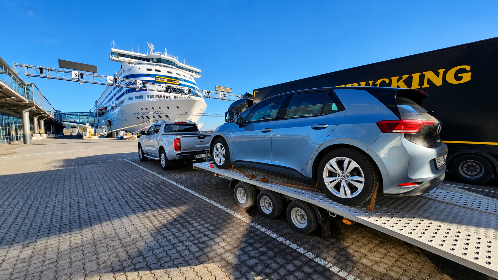 Biltransport med trailer vid färja